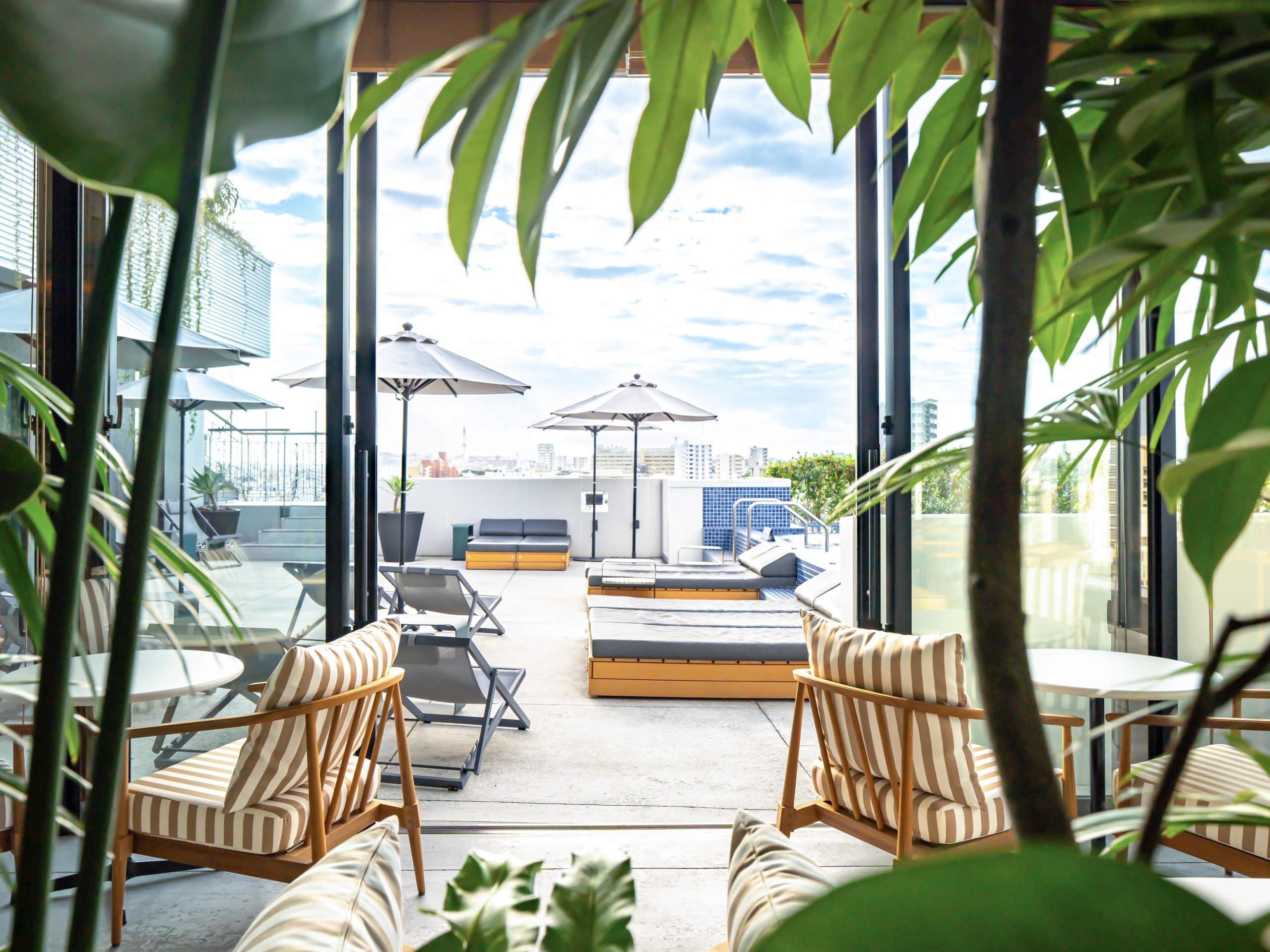 CLUB LOUNGE